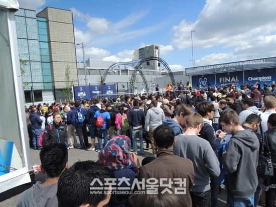 챔피언스리그 축제에는 우승 트로피인 빅 이어가 공개돼 축구팬들의 눈길을 끌었다. 빅 이어와 함께 사진을 찍기 위해서는 끝이 보이지 않는 줄에 파뭍혀 2시간을 넘게 기다려야 했다.