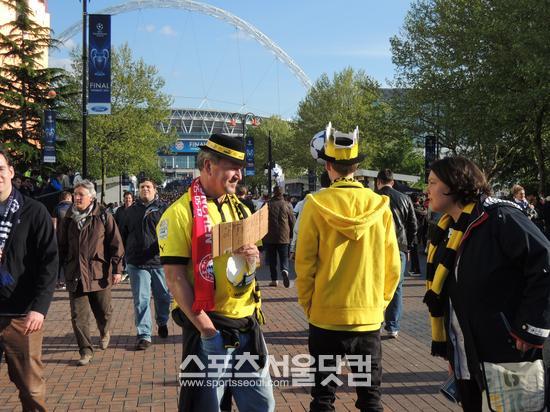 경기를 앞두고 웸블리 스타디움으로 모여드는 인파. 티켓을 구하지 못한 일부 팬들은 급한 마음에 직접 종이카드를 만들어 표를 구하기도 했다.