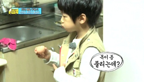 준수가 날달걀을 먹으며 상남자 포스를 자아내고 있다. /MBC 아빠 어디가 방송 캡처