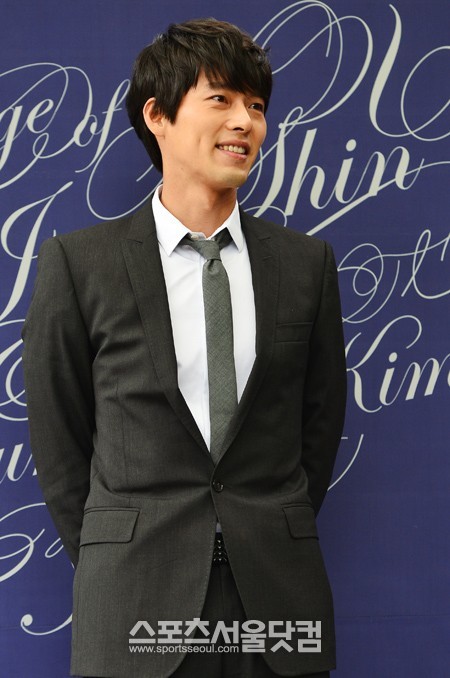 배우 신현준의 결혼식이 26일 오후 서울 한남동에 있는 그랜드 하얏트 호텔에서 열린 가운데 하객으로 참석한 배우 현빈이 포토타임을 갖고 있다. / 배정한 기자