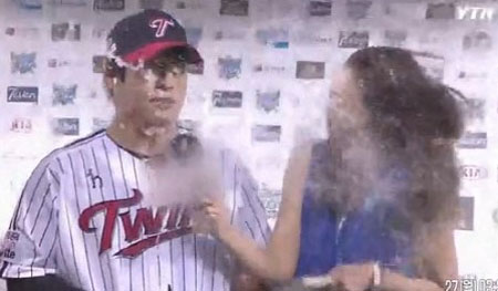 한국프로야구선수협회가 정인영 아나운서(오른쪽)에게 사과했다. / 인터뷰 영상 캡처