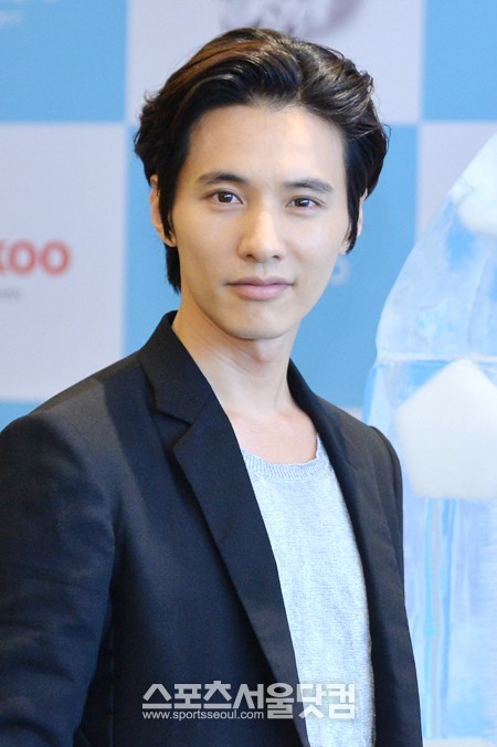 배우 원빈이 29일 오전 서울 중구 소공동 프라자호텔에서 열린 쿠쿠 얼음정수기 ICE NO.5 출시행사에 참석해 포즈를 취하고 있다. /최진석 기자