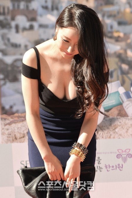 배우 하나경이 30일 오후 서울 중구 다동 한 카페에서 열린 화장품 전문 브랜드 SEED & TREE 론칭 행사에 참석해 인사를 하고 있다. /최진석 기자