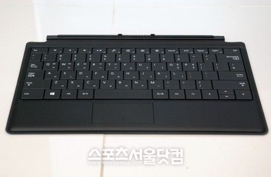 키보드는 서피스 프로 본체와 자석으로 단단하게 연결된다.