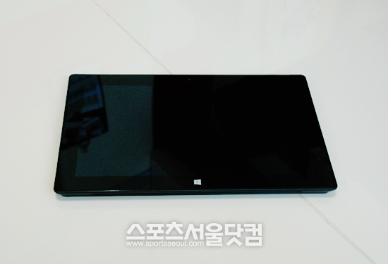 서피스 프로는 10.6인치 풀 HD 디스플레이를 탑재하고 있다.