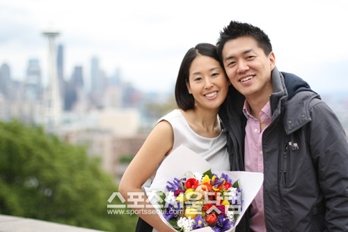 결혼을 발표한 SBS 짝 42기 출연자 구자민(왼쪽) 씨와 황석준 씨가 환하게 웃고 있다./구자민 제공