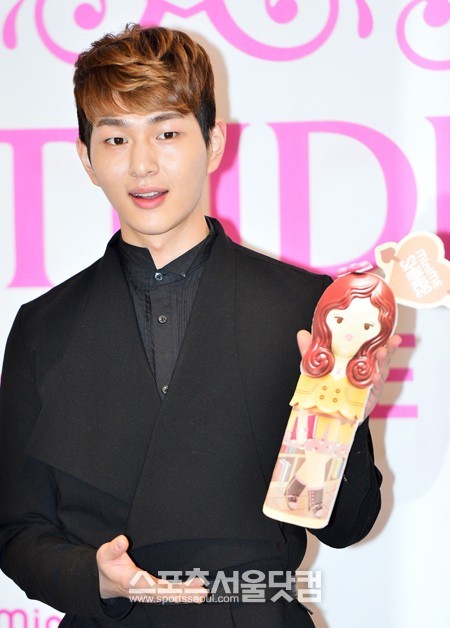 온유가 JTBC 시트콤 시트콩 로얄빌라에서 섹시한 처녀 귀신과 동거하는 청년 백수 역을 맡아 화제가 되고 있다./더팩트DB