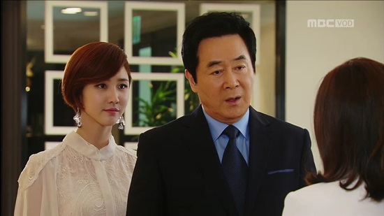 MBC 주말드라마 금나와라 뚝딱에서 샹들리에형 귀걸이로 브이라인 얼굴형을 강조하고 있는 이수경. / MBC 방송화면캡처