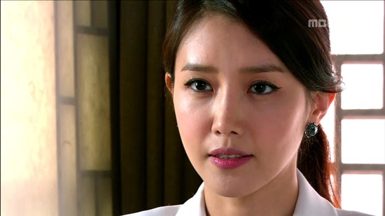 MBC 수목드라마 남자가 사랑할 때에서 스터드형 귀걸이로 타원형 얼굴형을 돋보이게 하고 있는 채정안. /MBC 방송화면캡처