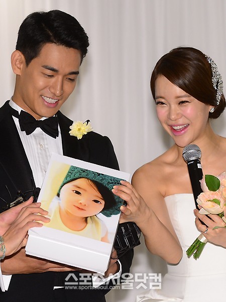 2일 오후 5시 서울 광진구 광장동 쉐라톤 그랜드 워커힐 호텔에서 백년가약을 맺는 가수 백지영과 배우 정석원이 식에 앞서 열린 기자회견에서 두 사람의 2세 그림을 보며 놀라고 있다. /이새롬 기자