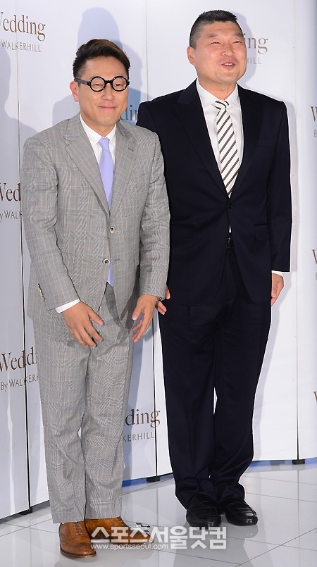 가수 윤종신(왼쪽)과 방송인 강호동이 2일 오후 5시 서울 광진구 광장동 쉐라톤 그랜드 워커힐 호텔에서 진행된 가수 백지영과 배우 정석원의 결혼식에 참석해 포즈를 취하고 있다. /이새롬 기자