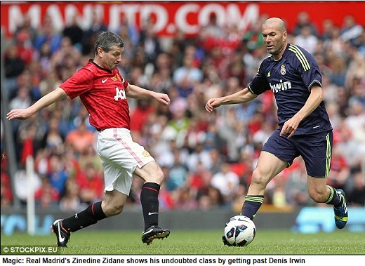 맨체스터 유나이티드의 전설 데니스 어윈의 드리블을 막아서고 있는 레알 마드리드의전설 지네딘 지단. / 데일리메일 캡처