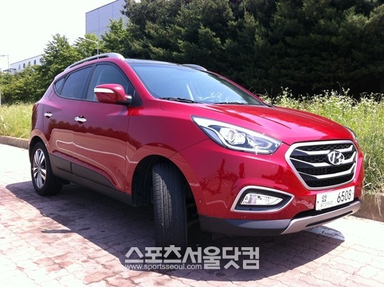 현대자동차 소형 SUV 뉴 투싼ix 4WD 모델은 e-VGT R2.0 디젤엔진이 탑재돼 최고출력 184마력, 최대토크 41.0kgㆍm의 성능을 낸다.