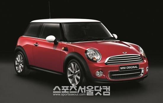 MINI가 오리지널 모델을 2590만원에 2000대 한정으로 국내에 판매한다.