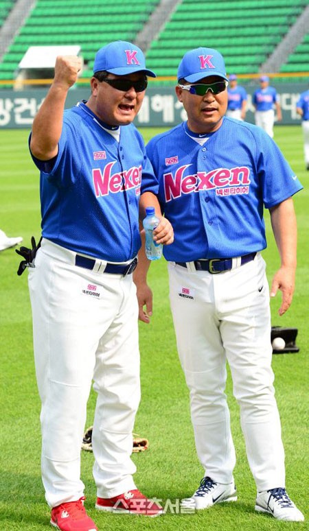 이만수(오른쪽)와 김성한은 1980년대 최고 강타자로서 멋진 라이벌 열전을 펼쳤다. 사진은 2012년 넥센 한일 프로야구 레전드 매치 2012에 함께 참가한 모습. /출처=스포츠서울 DB