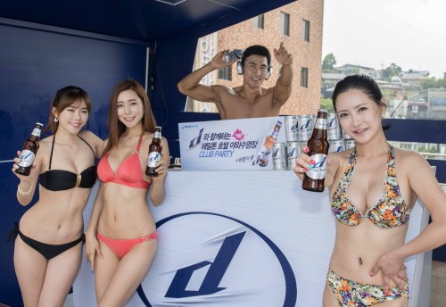 하이트진로 맥주 브랜드 d가 도심 호텔 수영장에서 이벤트를 실시한다.