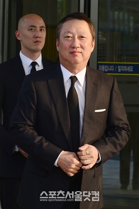 박용만 두산그룹 회장(오른쪽)이 장남 박서원 빅앤트 인터내셔널 대표와 함께 홍석현 중앙일보 회장 어머니의 빈소를 찾아 조문했다. /이새롬 기자