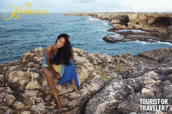 리한나가 바베이도스 해변에 앉아 자연스럽게 포즈를 취하고 있다./리한나 페이스북