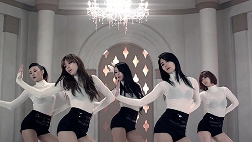 1995년 생으로 아직 미성년자인 EXID 정화가 과도한 노출 의상을 입어 논란이 되고 있다. / 사진 = 뮤직비디오 매일밤 영상캡처