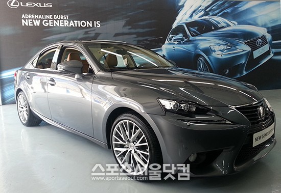렉서스 브랜드가 지난 2008년 이후 8년 만에 엔트리급 세단 IS의 3세대 모델인 뉴 제너레이션 IS을 선보였다. / 인제 = 서재근 기자