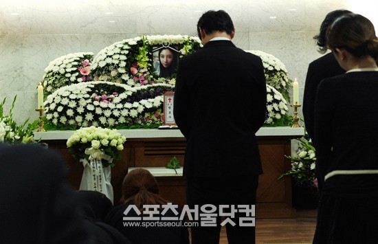 개그우먼 고 함효주가 불의의 교통사고로 사망한 가운데 8일 오후 서울 반포동 가톨릭대학교 서울성모병원 장례식장에 빈소가 차려져 있다./사진공동취재단