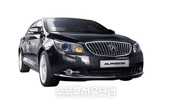 한국지엠은 준대형 세단 알페온의 상품성을 개선한 알페온 EL300 슈프림 블랙 모델을 출시했다.