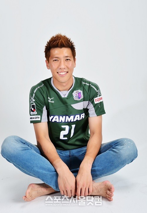 일본 J리그 세레소 오사카의 수문장 김진현이 5일 <더팩트> 스튜디오에서소속팀 유니폼 상의를 입고 환하게 웃고 있다. / 사진 = 배정한 기자