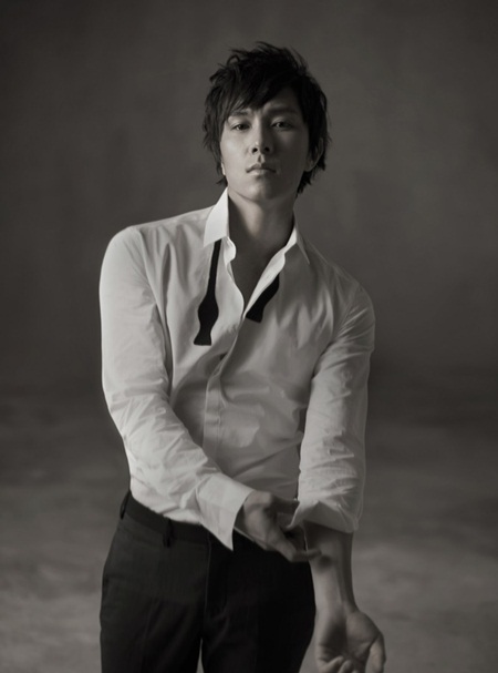 김동완이 생활고를 겪는 전 매니저에게 3000만 원을 쾌척한 사실이 알려져 주위를 흐뭇하게 하고 있다./라이브웍스컴퍼니 제공