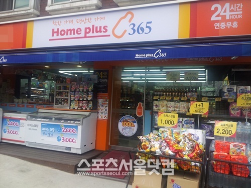 국내 최대 유통 대형마트인 홈플러스는 기업형편의점 홈플러스365를 출점해, 다시 한 번 골목상권으로 침투하고 있어 비판의 대상이 되고 있다. / 박지혜 인턴기자