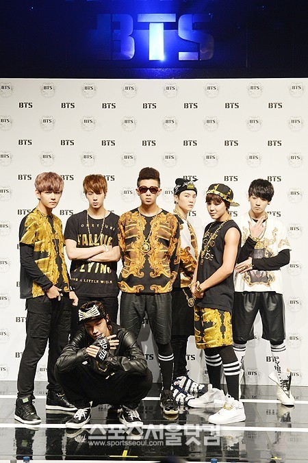 방탄소년단 (뒷줄부터 시계방향으로 뷔, 진, 랩몬스터, 슈가, 지민, 정국, 제이홉)이 멋지게 포즈를 취하고 있다. /최진석 기자