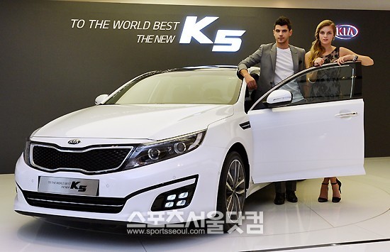 기아자동차가 13일 페이스리프트 모델 더 뉴 K5를 출시했다./문병희 기자