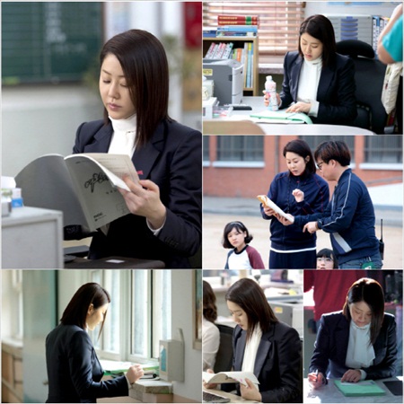 고현정이 대본 삼매경에 빠져 연기에 노력을 가하고 있다./아이오케이컴퍼니 제공