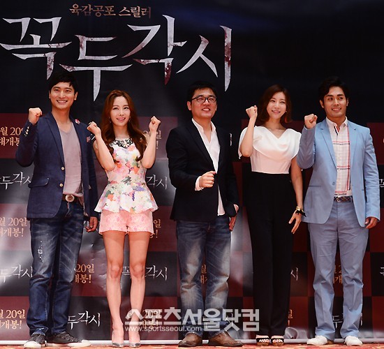 배우 원기준과 한소영, 권영락 감독, 구지성, 이종수(왼쪽부터)가 13일 오후 서울 광진구 자양동 건대롯데시네마에서 열린 영화 꼭두각시의 언론시사회에서 포즈를 취하고 있다. /이새롬 기자