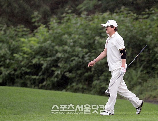 녹색 필드 위를 걷고 있는 배우 이영하. / 제주 = 이효균 기자