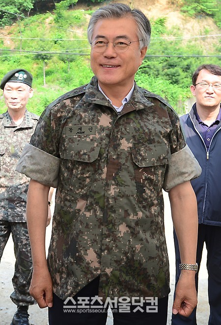 문재인 민주당 의원이 14일 오후 경기도 파주시 광탄면 영장리 일대의 6.25 전사자 유해 발굴 현장을 방문해 군복을 착용한 채 미소짓고 있다./ 파주=이새롬 기자