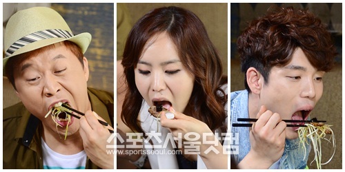 정준하, 박지윤, 창민(왼쪽부터)이 음식을 맛있게 먹고 있다.