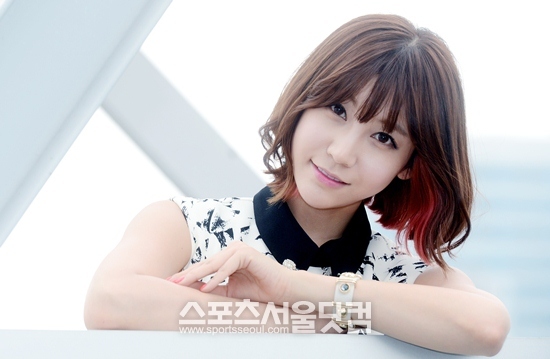 배우 구지성은 2005년 아르바이트로 레이싱 모델을 시작해, 대학에서 모델학과 학생을 지도하는 교수로 활약한 바 있다.