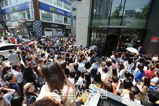 송승헌의 모습을 보기 위해 기다리는 팬들.