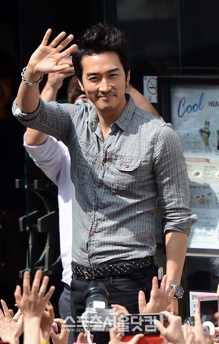 배우 송승헌이 16일 오후 서울 강남구 신사동 블랙스미스 매장에서 팬사인회를 연 가운데 팬들에게 손을 흔들며 인사를 하고 있다. /이효균 기자