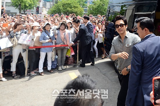 여유있는 모습으로 차에서 내리는 송승헌. 뒤로 수많은 일본 팬들의 모습이 보인다.