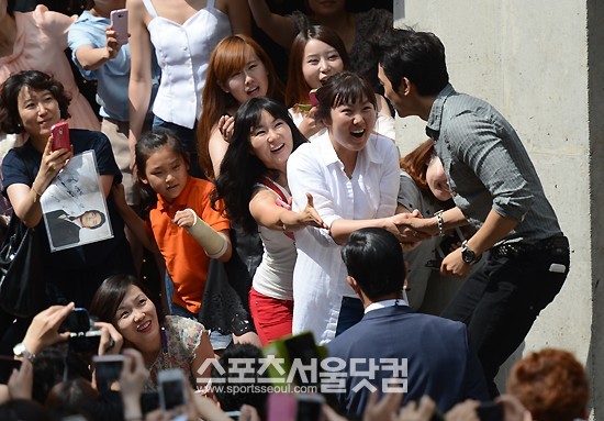 팬들의 악수 요청에 흔쾌히 응하는 송승헌. 이날 여성 팬들의 웃음은 끊이지 않았다.