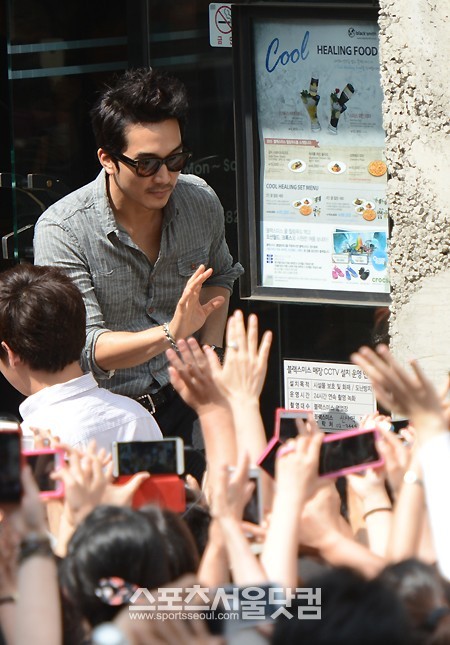 한 여성팬과 하이파이브를 하는 송승헌.