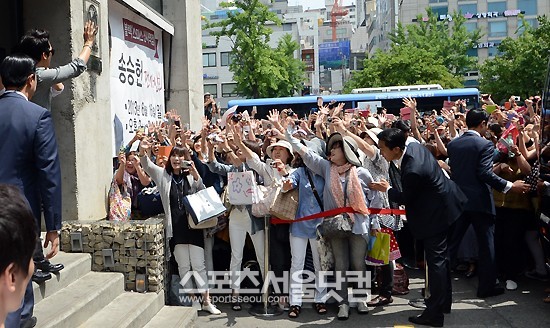 중국, 일본, 대만 등지에서 팬사인회를 찾은 여성 팬들이 송승헌을 보며 손을 흔들고 있다.