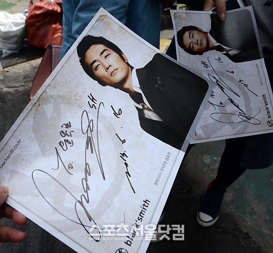 대만에서 온 한 여성팬이 송승헌에게 받은 사인을 취재진에게 보여주고 있다.