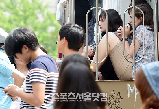 동·서양을 오가는 송승헌의 인기!