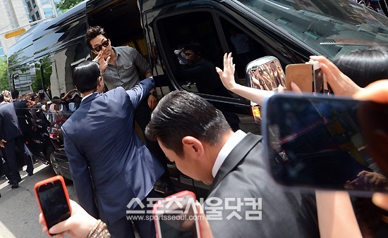 검정 밴에서 내리며 인사하는 송승헌.