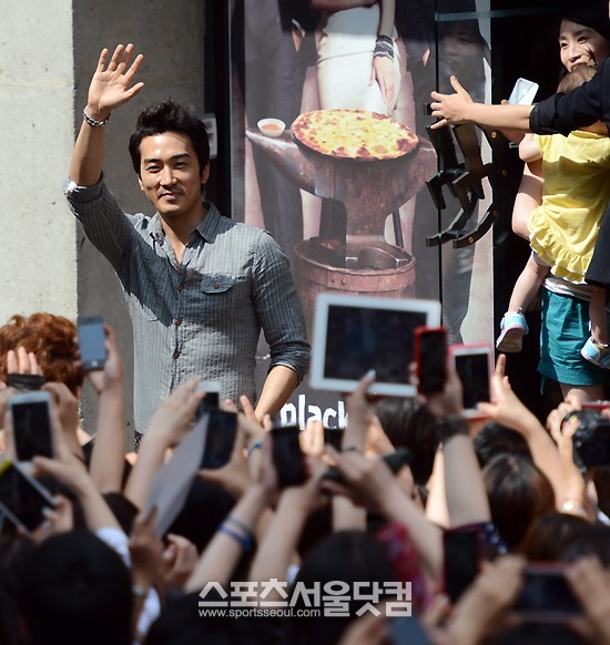 매력적인 웃음 선보이는 송승헌.