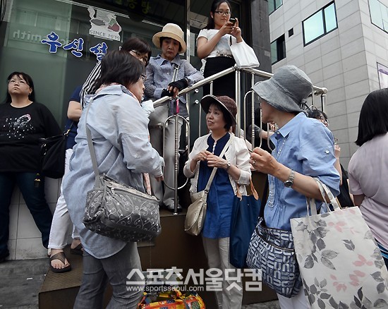 일본팬들이 송승헌을 기다리며 이야기를 나누고 있다.