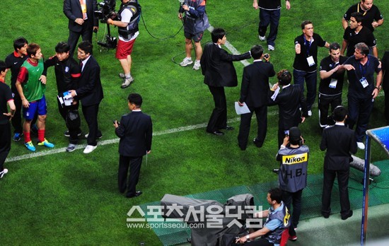 카를로스 케이로스(오른쪽) 이란 대표팀 감독이 한국을 1-0으로 이긴 뒤 도발적인 행동을 하자김남일(왼쪽)이 다가가 항의하고 있다. / 울산 = 배정한 기자