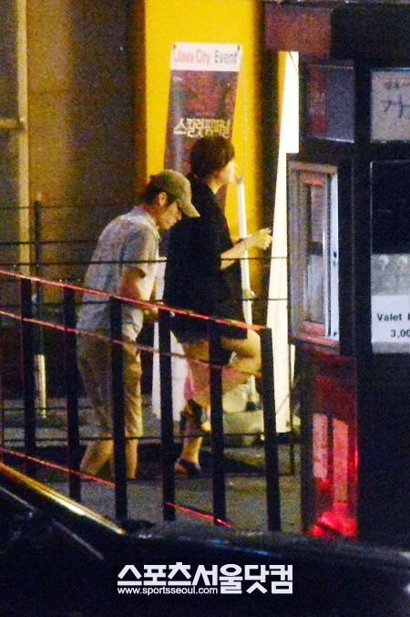 박지성(왼쪽)-김민지 커플이 청담동의 한 커피숍에 들어가고 있다. /임영무 기자